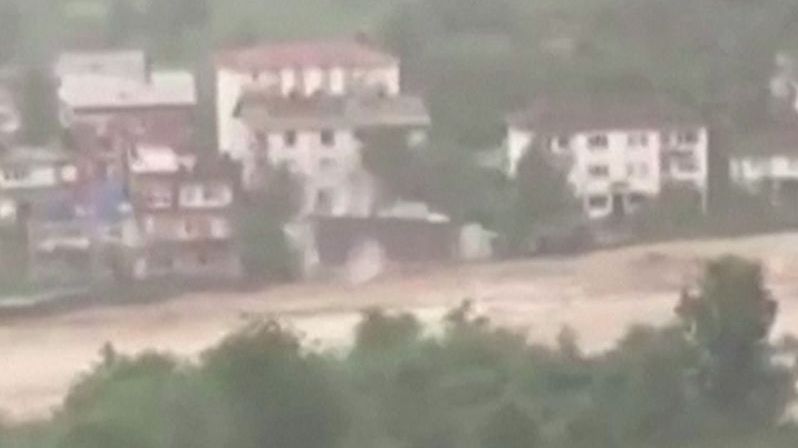 Při záplavách v Turecku se zřítil do řeky celý dům. Zachytila to kamera